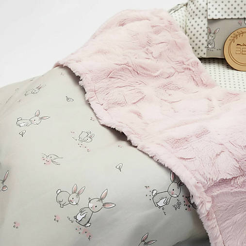 Prechodná deka pre najmenších (Zajkovia na sivej/deluxe minky blush)