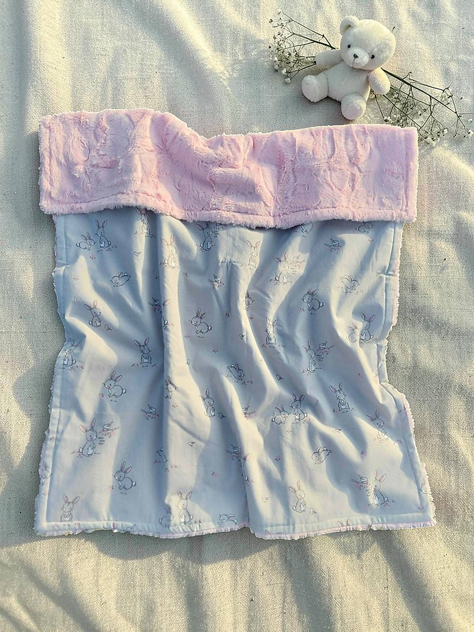Prechodná deka pre najmenších (Zajkovia na sivej/deluxe minky blush)