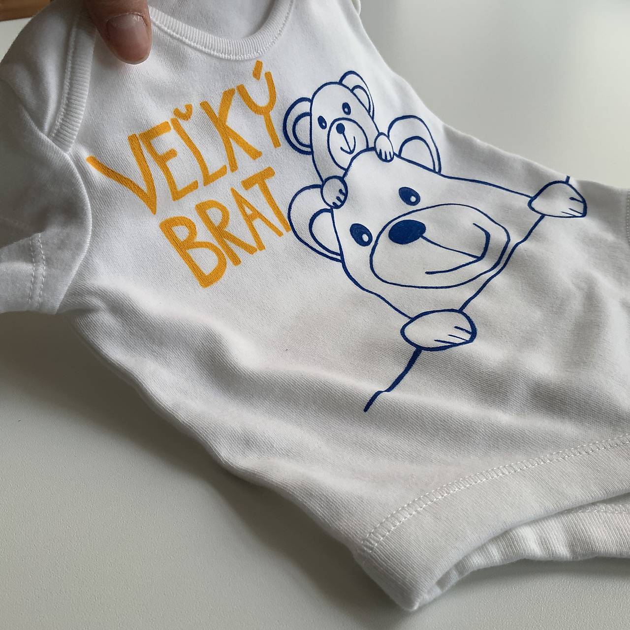 Maľovné body s macíkmi a nápisom "VEĽKÝ BRAT"