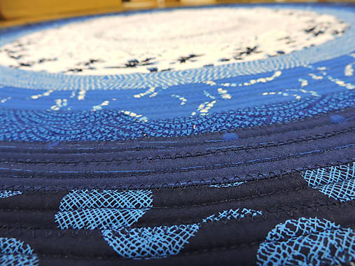 Okrúhly bavlnený koberec – InkPerfect Indigo Edition | ručne šitý koberec do obývačky