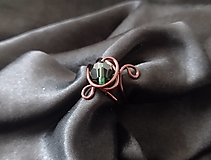 Prstene - Elegantný ručne vyrobený medený prsteň so skleneným korálikom - 18396451_