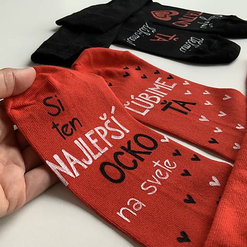 Maľované ponožky pre najlepšieho ocka / tata / tatina / ocinka (červené s nápisom: “Si najlepší manžel a tatinko / Ľúbime ťa”)
