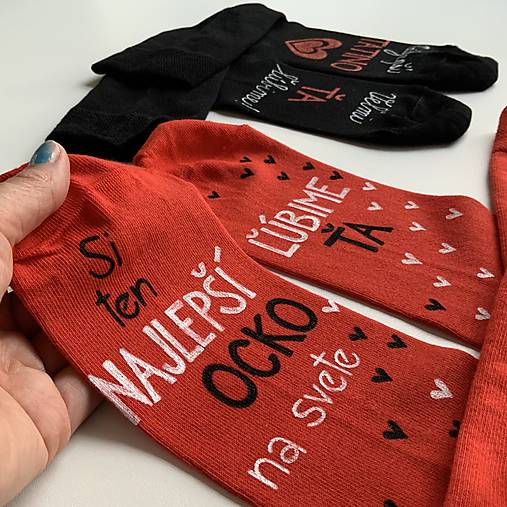 Maľované ponožky pre najlepšieho ocka / tata / tatina / ocinka (červené s nápisom: “Si najlepší manžel a tatinko / Ľúbime ťa”)
