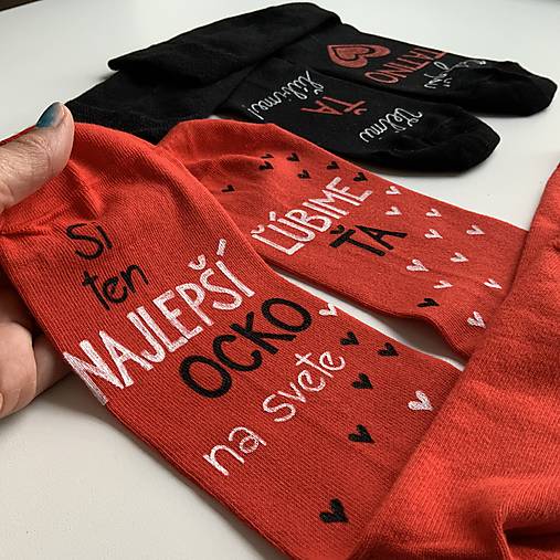 Maľované ponožky pre najlepšieho ocka / tata / tatina / ocinka (červené s nápisom: “Si najlepší manžel a tatinko / Ľúbime ťa”)