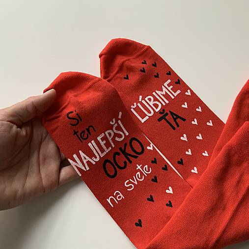 Maľované ponožky pre najlepšieho ocka / tata / tatina / ocinka (červené s nápisom: “Si najlepší manžel a tatinko / Ľúbime ťa”)