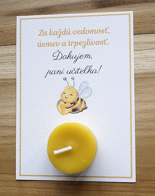 Darček pre pani učiteľku – Čajová sviečka zo včelieho vosku s venovaním (Pre pani učiteľku (včielka so srdiečkom))