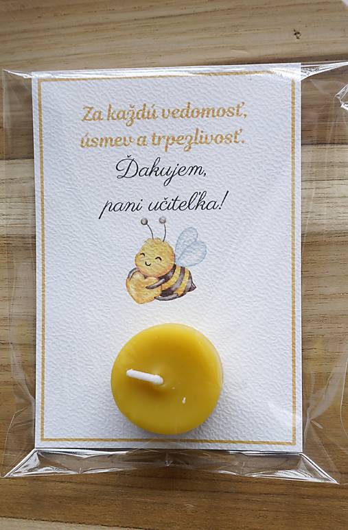 Darček pre pani učiteľku – Čajová sviečka zo včelieho vosku s venovaním (Pre pani učiteľku (včielka so srdiečkom))