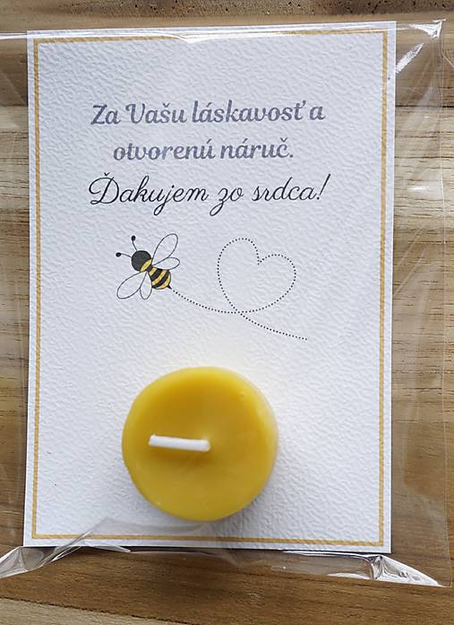 Darček pre pani učiteľku – Čajová sviečka zo včelieho vosku s venovaním (Ďakujem zo srdca (letiaca včielka))
