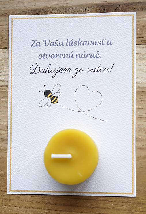 Darček pre pani učiteľku – Čajová sviečka zo včelieho vosku s venovaním (Ďakujem zo srdca (letiaca včielka))
