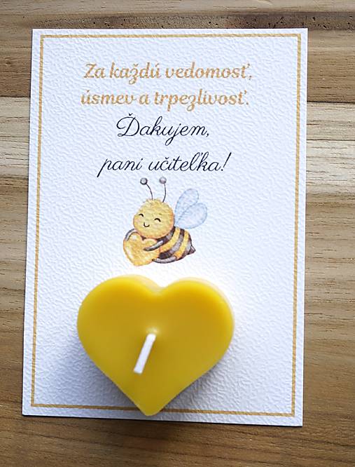 Darček pre pani učiteľku – Sviečka včelie srdiečko s venovaním (Pre pani učiteľku (včielka so srdiečkom))