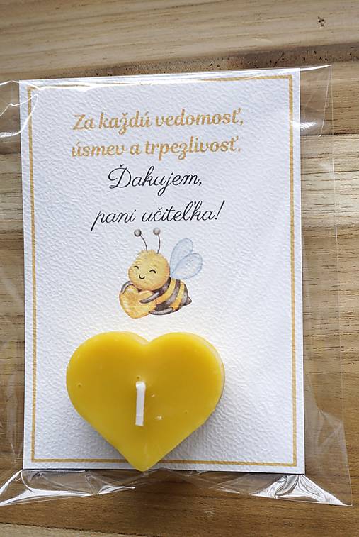 Darček pre pani učiteľku – Sviečka včelie srdiečko s venovaním (Pre pani učiteľku (včielka so srdiečkom))