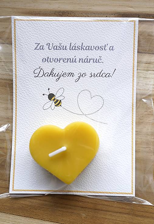 Darček pre pani učiteľku – Sviečka včelie srdiečko s venovaním (Ďakujem zo srdca (letiaca včielka))