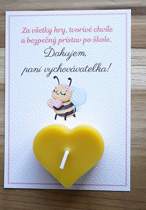 Darček pre pani učiteľku – Sviečka včelie srdiečko s venovaním (Pre pani vychovávateľku (ružový okraj))