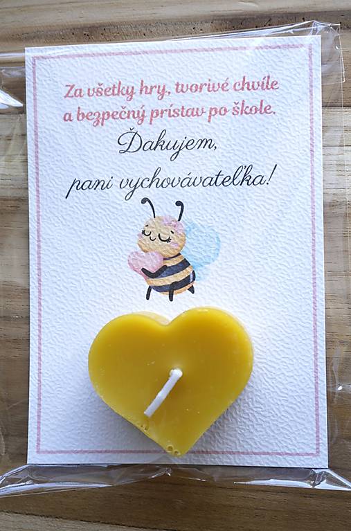 Darček pre pani učiteľku – Sviečka včelie srdiečko s venovaním (Pre pani vychovávateľku (ružový okraj))