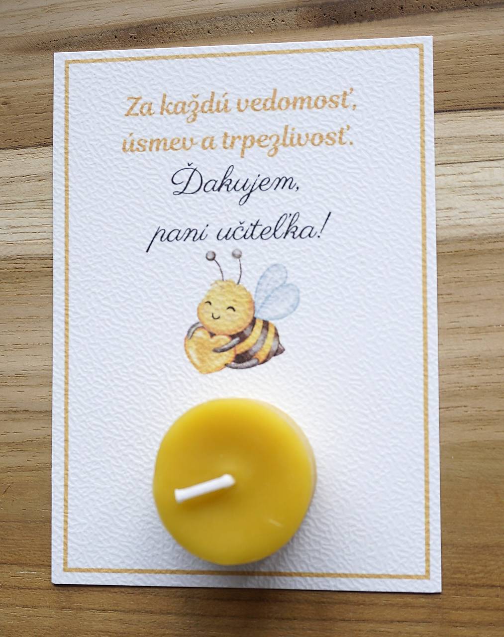 Darček pre pani učiteľku – Čajová sviečka zo včelieho vosku s venovaním (Pre pani učiteľku (včielka so srdiečkom))