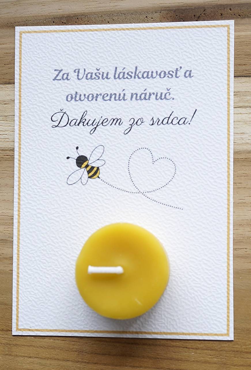 Darček pre pani učiteľku – Čajová sviečka zo včelieho vosku s venovaním (Ďakujem zo srdca (letiaca včielka))