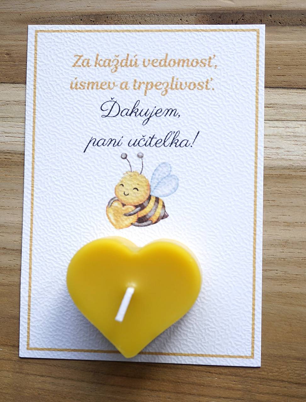 Darček pre pani učiteľku – Sviečka včelie srdiečko s venovaním (Pre pani učiteľku (včielka so srdiečkom))