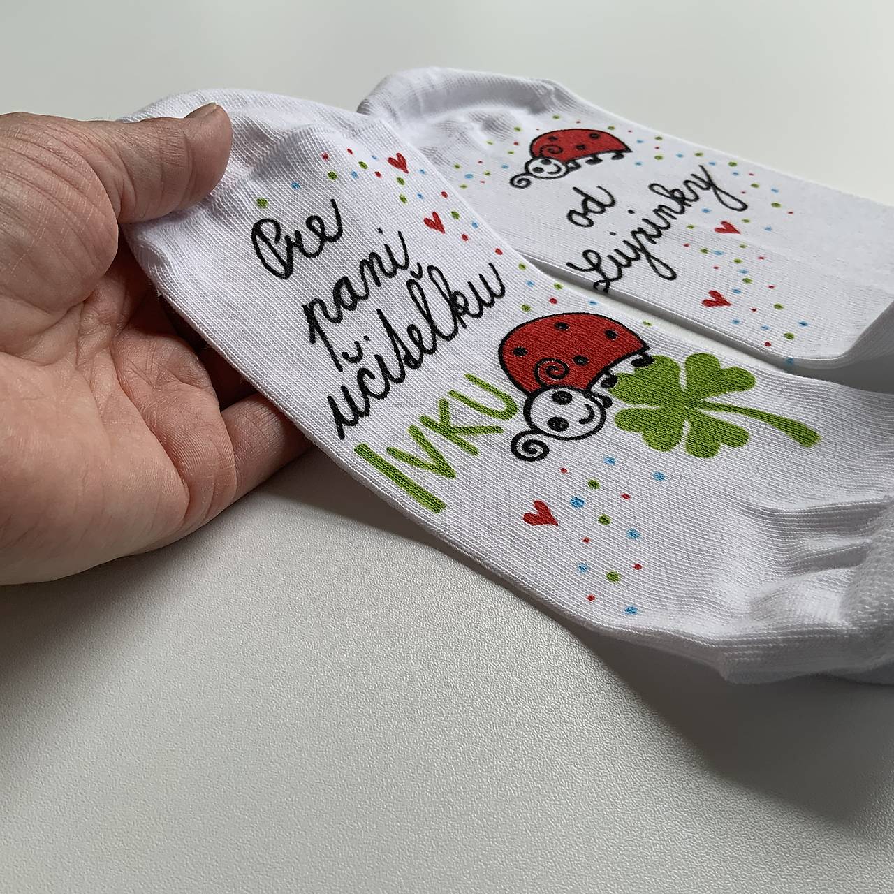 Maľované ponožky pre naj PANI UČITEĽKU s lienkou (biele)