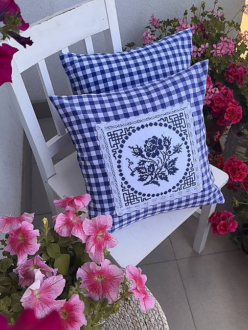 Úžitkový textil - POVLAK  NA POLŠTÁŘ .. vyšívaný - 18415318_