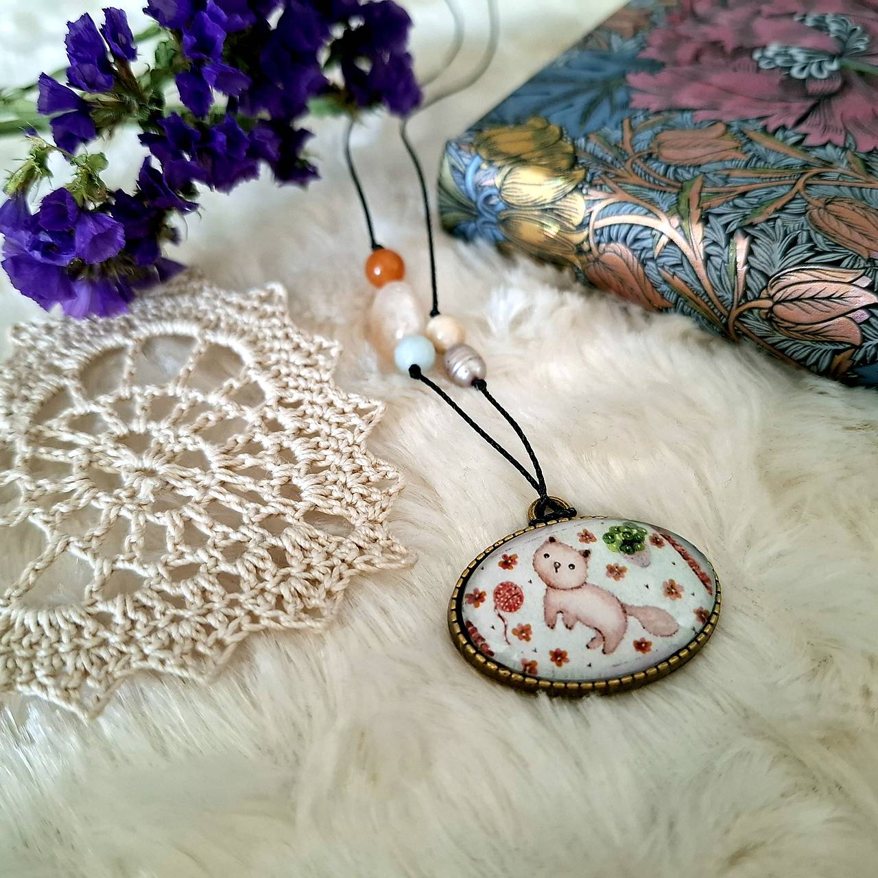 Mačiatko, klbko, Pilea :) /obojstranný náhrdelník s kamienkami
