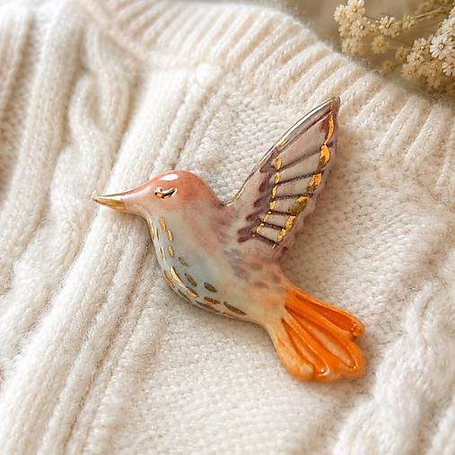 Brošne - Porcelánová brošňa Kolibrík – ručne vyrábaná, dekorovaná pravým 24k zlatom - 18427461_