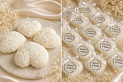Darčeky pre svadobčanov - Sójová sviečka Srdiečko s menami a mašľou – Svadobný darček pre hostí (Vôňa kvetinová) - 18428074_