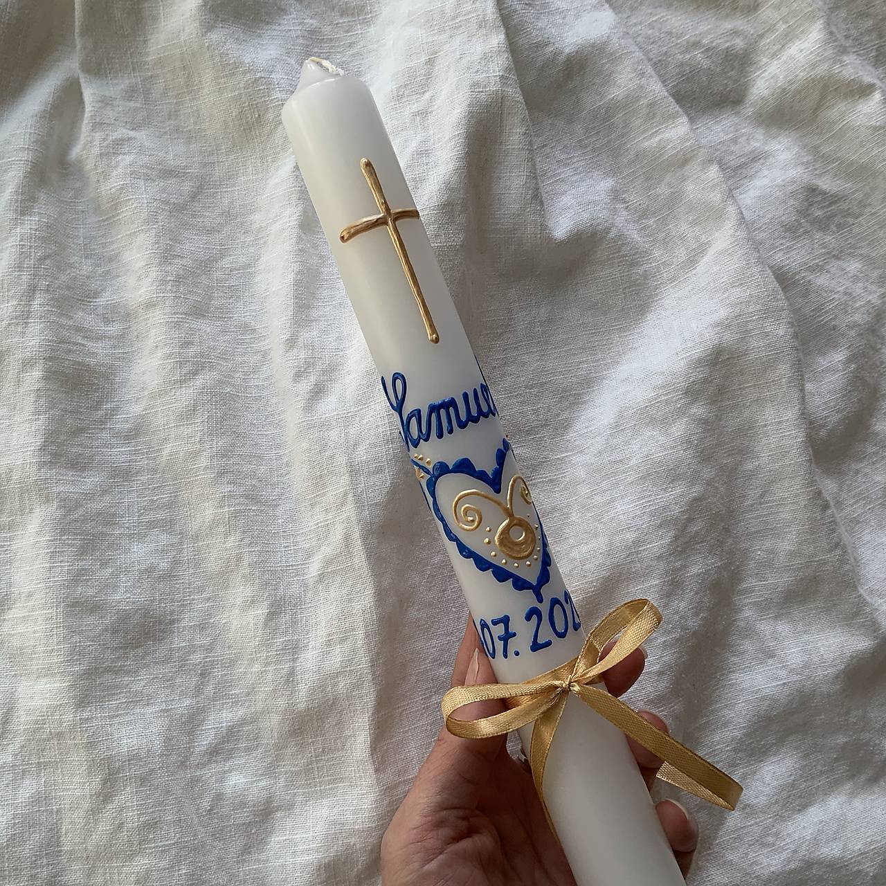 Ručne maľovaná krstná svieca s personalizáciou – 35 cm, biely vosk modrozlatá