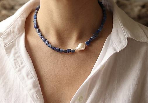 Náhrdelník lapis lazuli s perlou