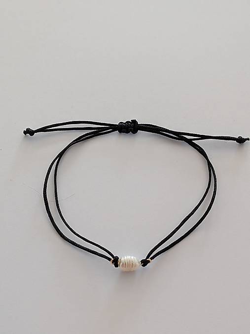 Minimalistický náramok na šnúrke s perlou