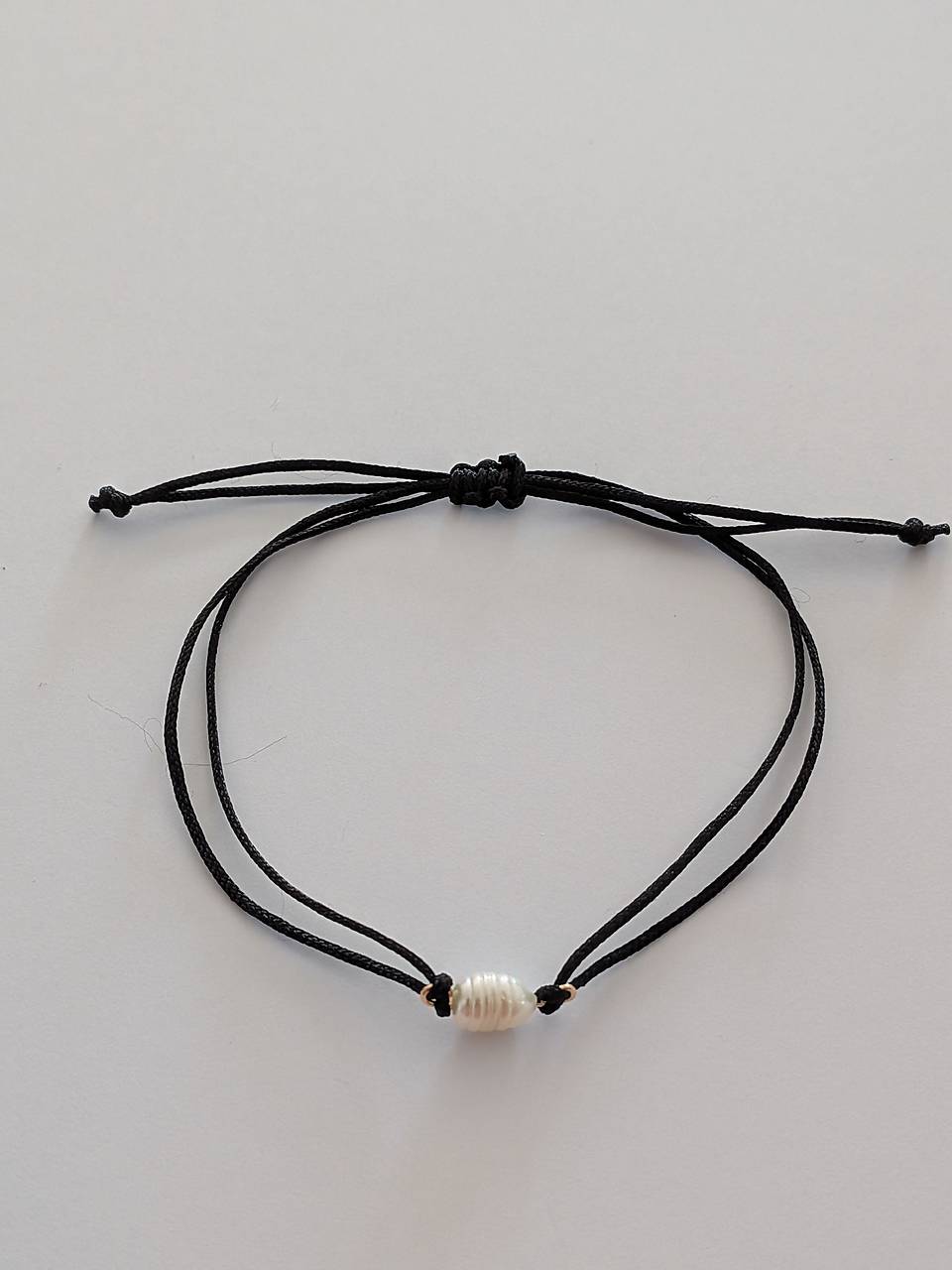 Minimalistický náramok na šnúrke s perlou