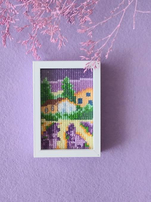 Dekorácie - Miniatúrna výšivka 5 x 7,5 cm v ráme na zavesenie:  Levandulová, ach jó, levandulová - 18438972_