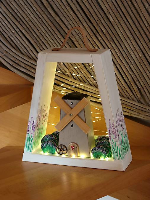 Lampášik "veterný mlyn v levandulovom poli"