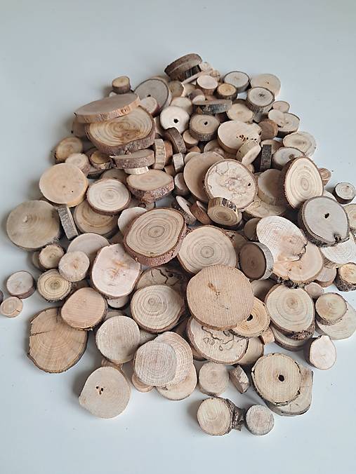 Dekorácie - Drevené plátky mix, priemer 1,5 - 4 cm, balenie 300g (cca 200 ks) - 18440311_