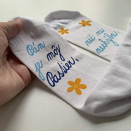 Motivačné maľované ponožky s nápisom: "Pán je môj pastier!" (Na bielych s písaným textom a kvietkami)