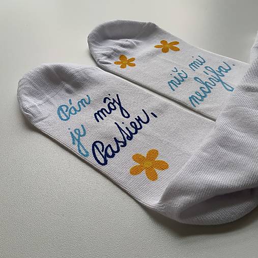Motivačné maľované ponožky s nápisom: "Pán je môj pastier!" (Na bielych s písaným textom a kvietkami)