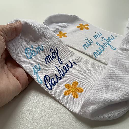 Motivačné maľované ponožky s nápisom: "Pán je môj pastier!" (Na bielych s písaným textom a kvietkami)