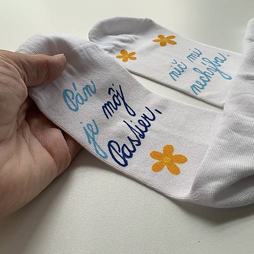 Motivačné maľované ponožky s nápisom: "Pán je môj pastier!" (Na bielych s písaným textom a kvietkami)