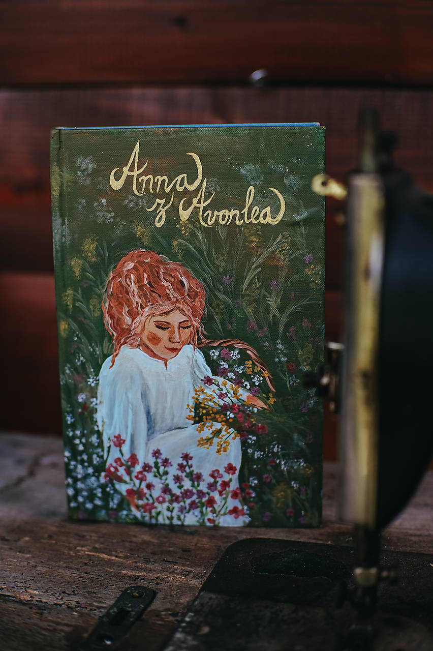 Lucy M.Montgomeryová - Anna z Avonlea (kniha s maľovanou väzbou)