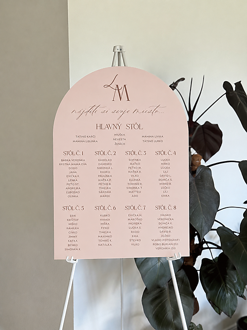 Tabuľky - Zasadací poriadok svadobná tabuľa polkruh nude pink iniciály - 18447408_