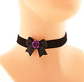 Náhrdelníky - Dámský čierný zamatový choker s mašličkou a ružičkou - 18453800_