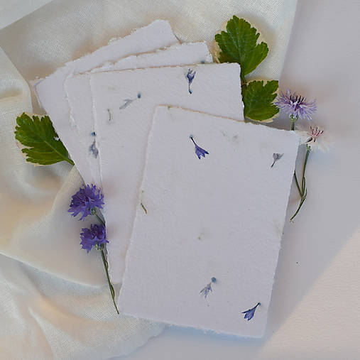 Papiernictvo - Ručný papier A6- Biely s modrými kvietkami - 18454431_