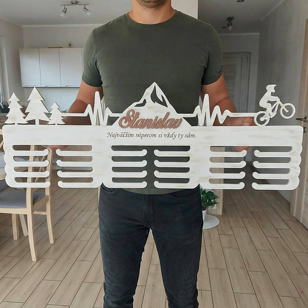 80cm drevený vešiak na medaily BIELA PATINA