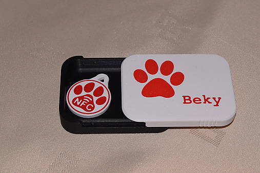 Pre zvieratá - Moderný NFC prívesok pre psa s personalizovanou krabičkou a označením NFC - 18461425_