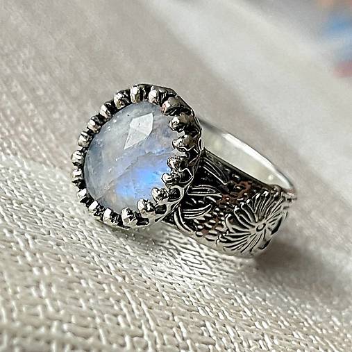 Prstene - Floral Moonstone Ring / Masívny vintage prsteň s mesačným kameňom E003 - 18464655_
