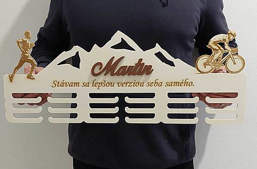 65cm drevený vešiak na medaile s menom + farba béžová