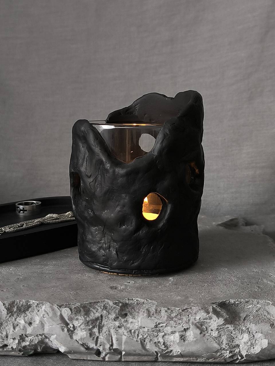 Darček pre milovníčku gotického štýlu, čierny svietnik CAVE na čajovú sviečku