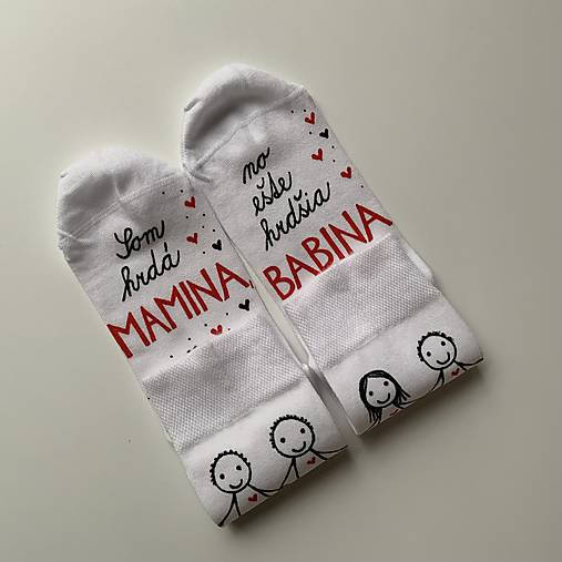 Maľované ponožky s nápisom : "Som hrdá mamina / no ešte hrdšia babina"