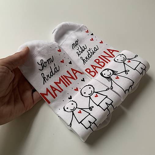 Maľované ponožky s nápisom : "Som hrdá mamina / no ešte hrdšia babina"