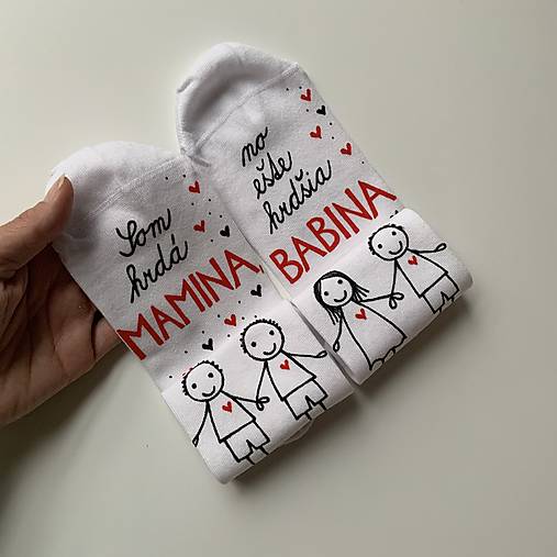 Maľované ponožky s nápisom : "Som hrdá mamina / no ešte hrdšia babina"