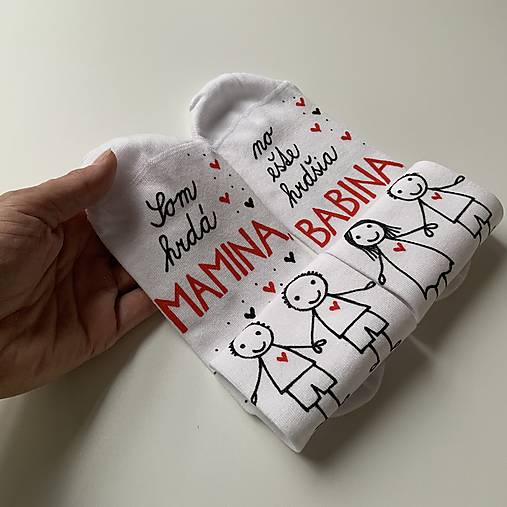Maľované ponožky s nápisom : "Som hrdá mamina / no ešte hrdšia babina"
